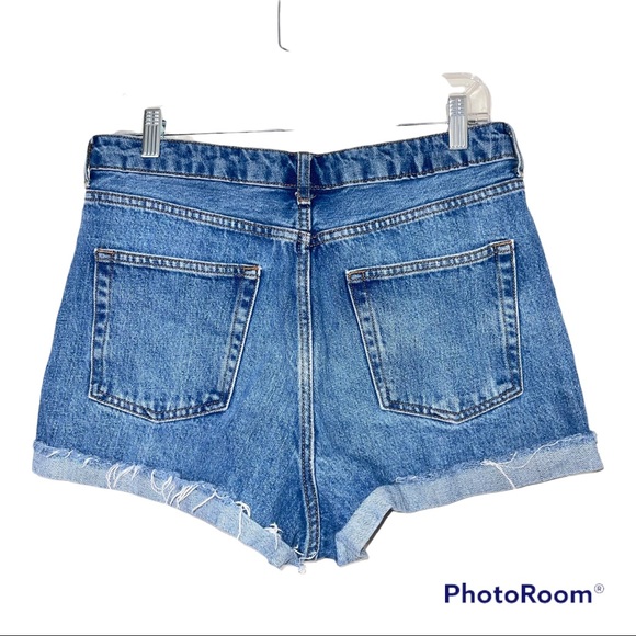 TOPSHOP CUTOFF DENIM MOM SHORTS SIZE 8.(fits like 6-8) MIDWASH BLUE, RAW HEM. - Picture 2 of 6
